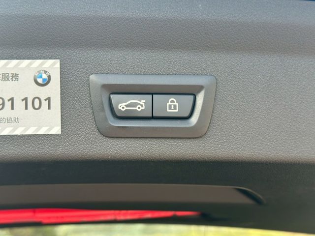 LED頭燈、摸門、免鑰匙啟動、盲點、無線CarPlay、電動座椅、電尾門  第19張相片