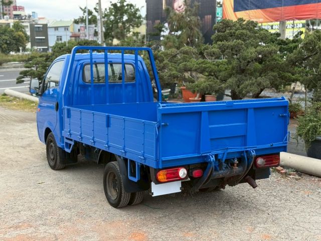 3.25頓、6速手排變速箱、2片式加大升降尾門  第7張相片