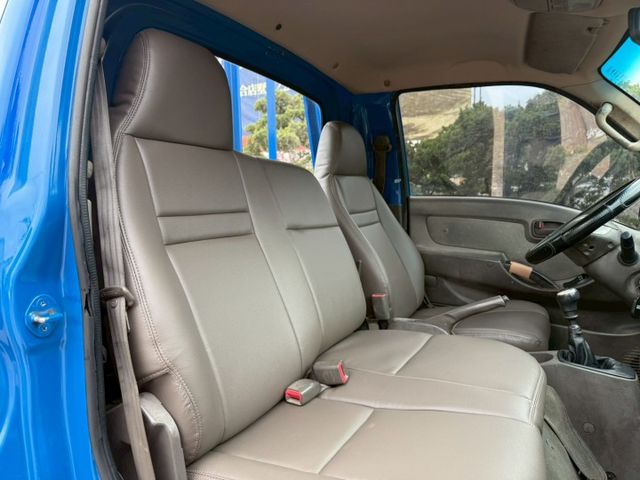 3.25頓、6速手排變速箱、2片式加大升降尾門  第9張相片