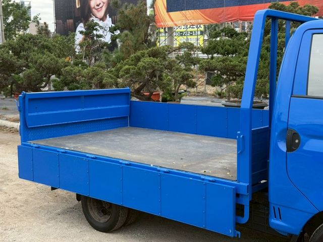 3.25頓、6速手排變速箱、2片式加大升降尾門  第12張相片