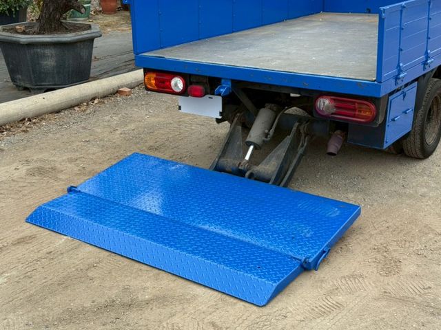 3.25頓、6速手排變速箱、2片式加大升降尾門  第15張相片