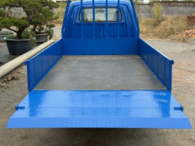 3.25頓、6速手排變速箱、2片式加大升降尾門  第16張相片