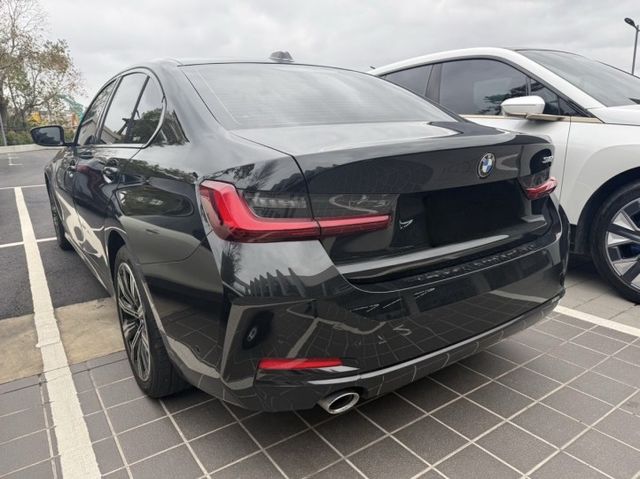 iD8、5AU、抬頭顯示、一手車、原廠保固中、氣氛燈、電尾門、360環景、盲點  第3張相片