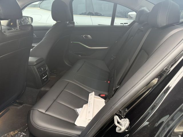 iD8、5AU、抬頭顯示、一手車、原廠保固中、氣氛燈、電尾門、360環景、盲點  第6張相片