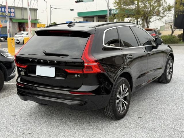 原版件、B4 PLUS、全景天窗、HK音響、ACC跟車、電動椅、360環景、抬頭顯示器、電尾門、盲點、LED頭燈  第4張相片