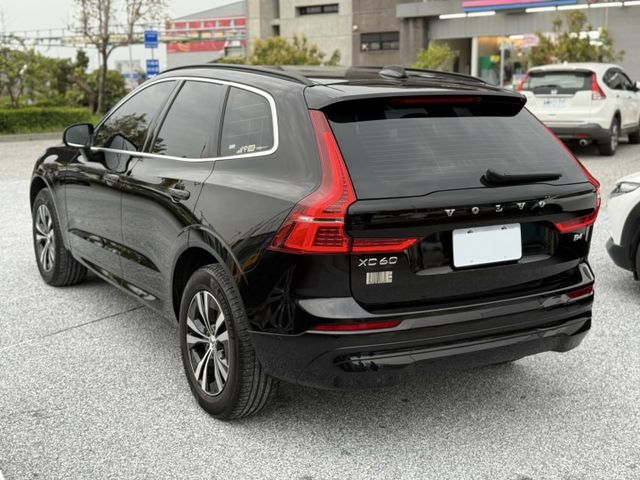 原版件、B4 PLUS、全景天窗、HK音響、ACC跟車、電動椅、360環景、抬頭顯示器、電尾門、盲點、LED頭燈  第5張相片