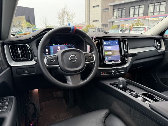 原版件、B4 PLUS、全景天窗、HK音響、ACC跟車、電動椅、360環景、抬頭顯示器、電尾門、盲點、LED頭燈  第7張相片