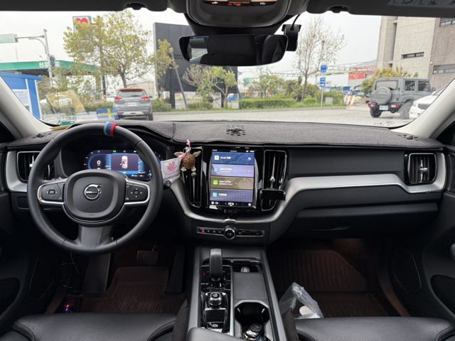 原版件、B4 PLUS、全景天窗、HK音響、ACC跟車、電動椅、360環景、抬頭顯示器、電尾門、盲點、LED頭燈  第8張相片