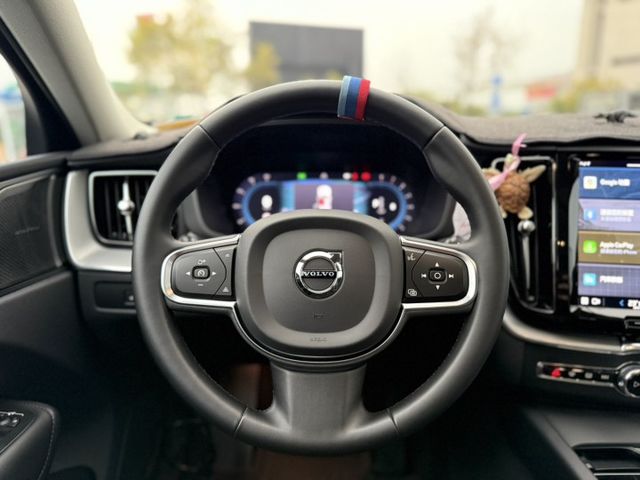 原版件、B4 PLUS、全景天窗、HK音響、ACC跟車、電動椅、360環景、抬頭顯示器、電尾門、盲點、LED頭燈  第9張相片