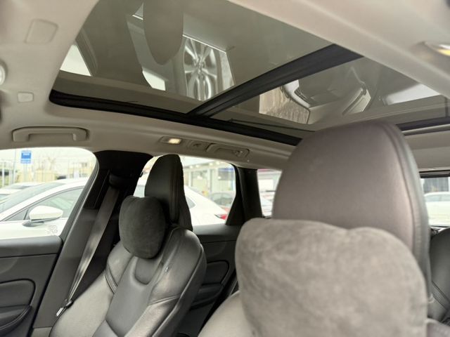 原版件、B4 PLUS、全景天窗、HK音響、ACC跟車、電動椅、360環景、抬頭顯示器、電尾門、盲點、LED頭燈  第16張相片