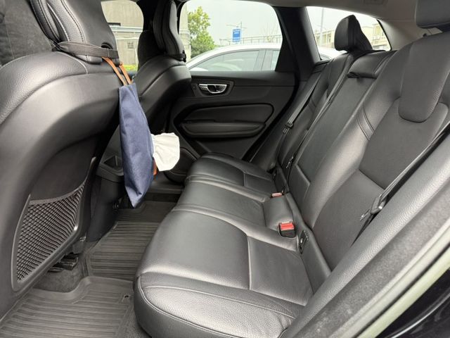 原版件、B4 PLUS、全景天窗、HK音響、ACC跟車、電動椅、360環景、抬頭顯示器、電尾門、盲點、LED頭燈  第18張相片