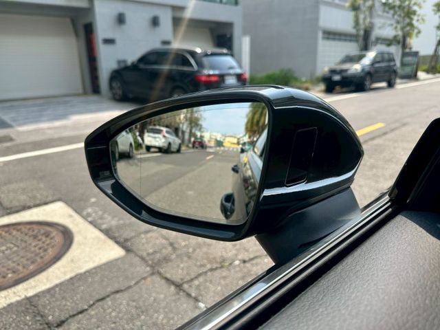 原廠保固中、全數位座艙、彩色環艙氣氛燈、LED尾燈、電動座椅、ACC跟車、電動尾門、盲點  第15張相片