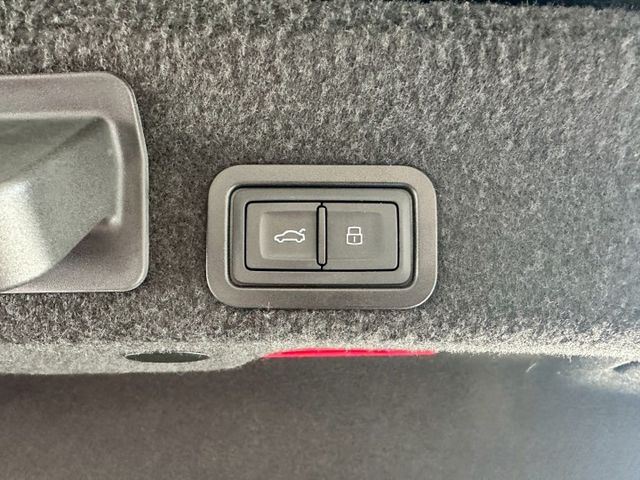 原廠保固中、全數位座艙、彩色環艙氣氛燈、LED尾燈、電動座椅、ACC跟車、電動尾門、盲點  第20張相片