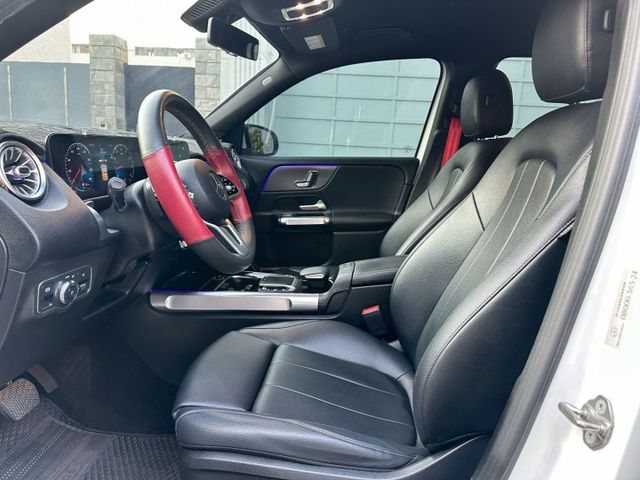 原版件、iKEY、摸門、盲點、氣氛燈、雙電動記憶座椅、LED頭燈、電尾門  第13張相片