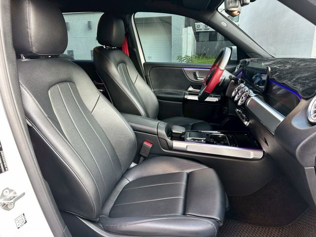 原版件、iKEY、摸門、盲點、氣氛燈、雙電動記憶座椅、LED頭燈、電尾門  第15張相片