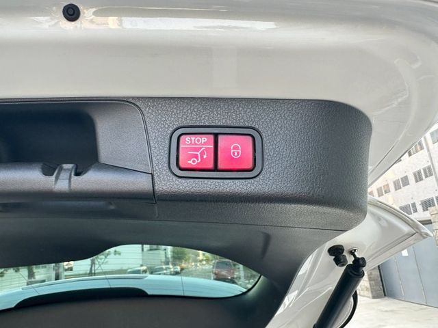 原版件、iKEY、摸門、盲點、氣氛燈、雙電動記憶座椅、LED頭燈、電尾門  第19張相片