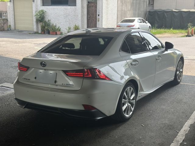 原版件、天窗、冷熱通風椅、摸門、免鑰匙啟動、電動記憶座椅、大電池有換過  第3張相片