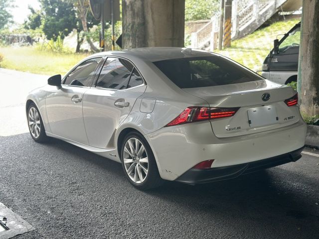 原版件、天窗、冷熱通風椅、摸門、免鑰匙啟動、電動記憶座椅、大電池有換過  第4張相片