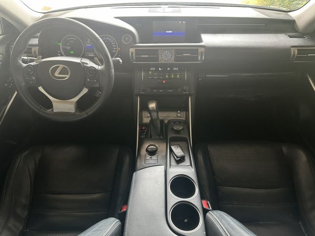 原版件、天窗、冷熱通風椅、摸門、免鑰匙啟動、電動記憶座椅、大電池有換過  第6張相片