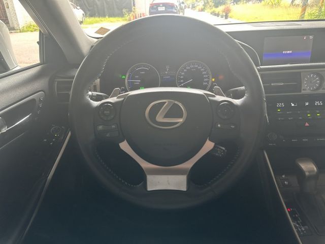 原版件、天窗、冷熱通風椅、摸門、免鑰匙啟動、電動記憶座椅、大電池有換過  第7張相片