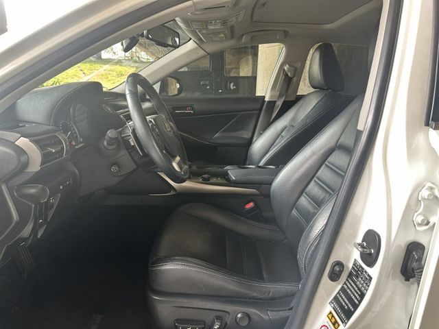 原版件、天窗、冷熱通風椅、摸門、免鑰匙啟動、電動記憶座椅、大電池有換過  第10張相片