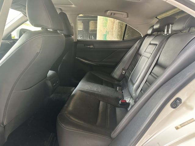 原版件、天窗、冷熱通風椅、摸門、免鑰匙啟動、電動記憶座椅、大電池有換過  第11張相片