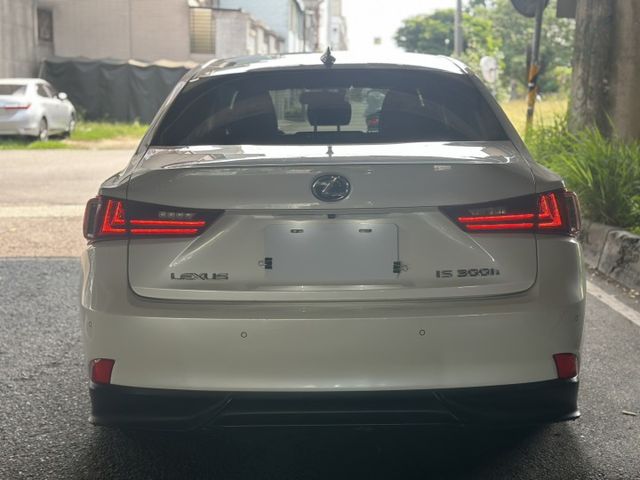 原版件、天窗、冷熱通風椅、摸門、免鑰匙啟動、電動記憶座椅、大電池有換過  第12張相片