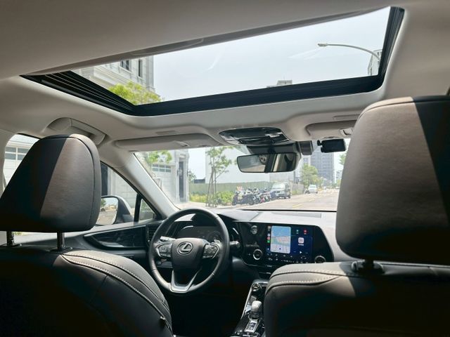 原版件、頂級版、天窗、電動椅、電尾門、盲點、ACC跟車、車道偏移、冷熱通風椅  第9張相片