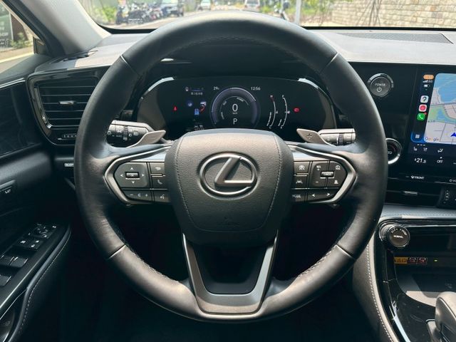 原版件、頂級版、天窗、電動椅、電尾門、盲點、ACC跟車、車道偏移、冷熱通風椅  第10張相片