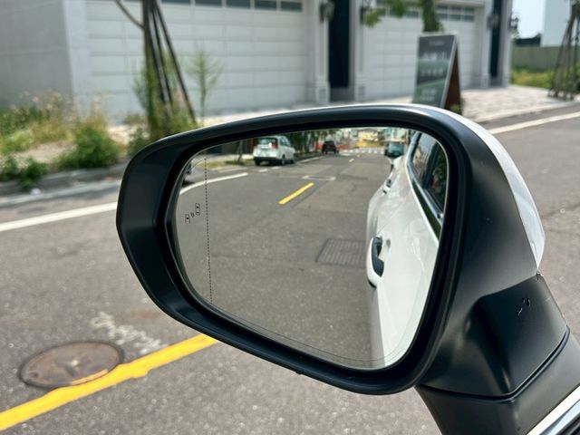 原版件、頂級版、天窗、電動椅、電尾門、盲點、ACC跟車、車道偏移、冷熱通風椅  第13張相片