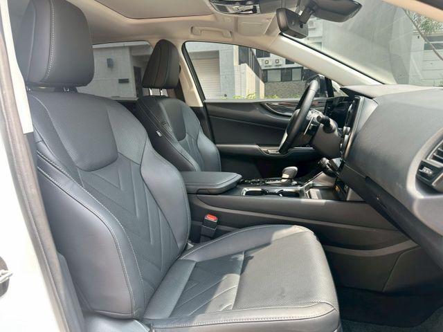 原版件、頂級版、天窗、電動椅、電尾門、盲點、ACC跟車、車道偏移、冷熱通風椅  第15張相片