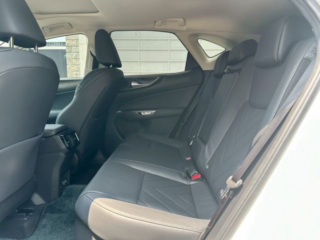 原版件、頂級版、天窗、電動椅、電尾門、盲點、ACC跟車、車道偏移、冷熱通風椅  第16張相片