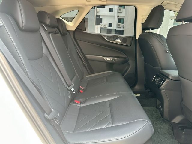 原版件、頂級版、天窗、電動椅、電尾門、盲點、ACC跟車、車道偏移、冷熱通風椅  第17張相片