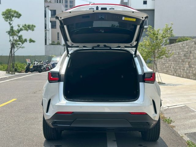 原版件、頂級版、天窗、電動椅、電尾門、盲點、ACC跟車、車道偏移、冷熱通風椅  第18張相片