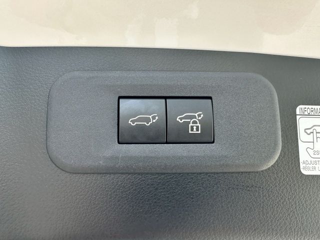 原版件、頂級版、天窗、電動椅、電尾門、盲點、ACC跟車、車道偏移、冷熱通風椅  第19張相片