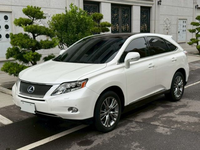 全景天窗、電動椅、冷熱通風椅、LED頭燈、抬頭顯示器、電尾門、摸門、免鑰匙、  第2張相片