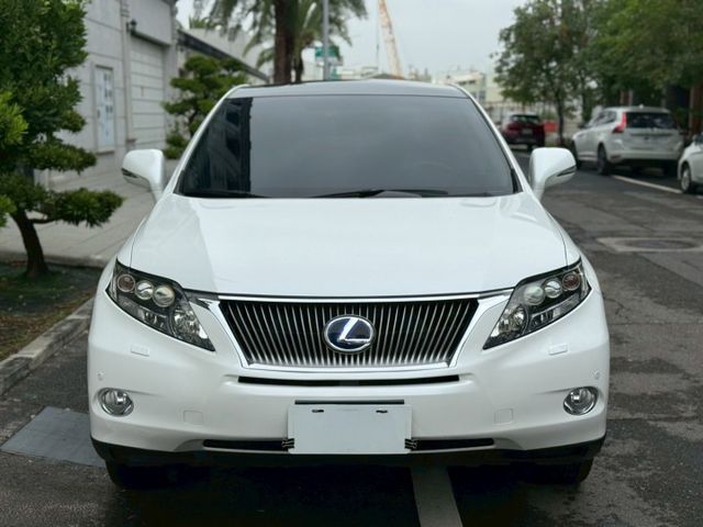 全景天窗、電動椅、冷熱通風椅、LED頭燈、抬頭顯示器、電尾門、摸門、免鑰匙、  第3張相片