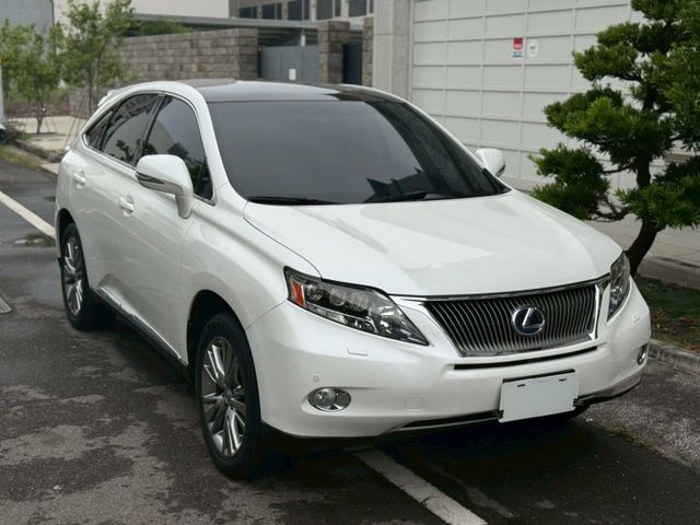 全景天窗、電動椅、冷熱通風椅、LED頭燈、抬頭顯示器、電尾門、摸門、免鑰匙、  第4張相片