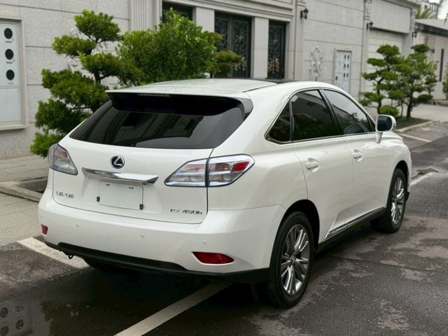 全景天窗、電動椅、冷熱通風椅、LED頭燈、抬頭顯示器、電尾門、摸門、免鑰匙、  第6張相片