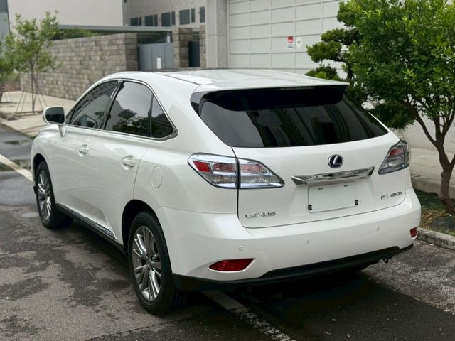 全景天窗、電動椅、冷熱通風椅、LED頭燈、抬頭顯示器、電尾門、摸門、免鑰匙、  第7張相片