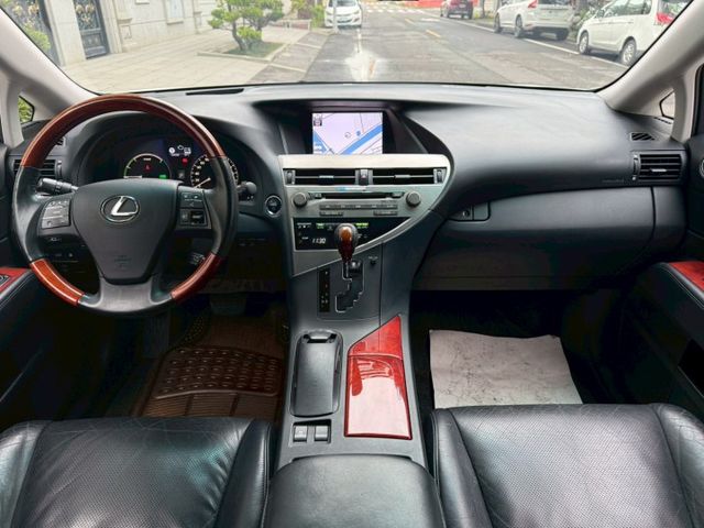 全景天窗、電動椅、冷熱通風椅、LED頭燈、抬頭顯示器、電尾門、摸門、免鑰匙、  第9張相片