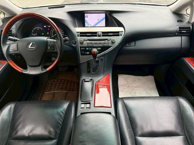 全景天窗、電動椅、冷熱通風椅、LED頭燈、抬頭顯示器、電尾門、摸門、免鑰匙、  第10張相片