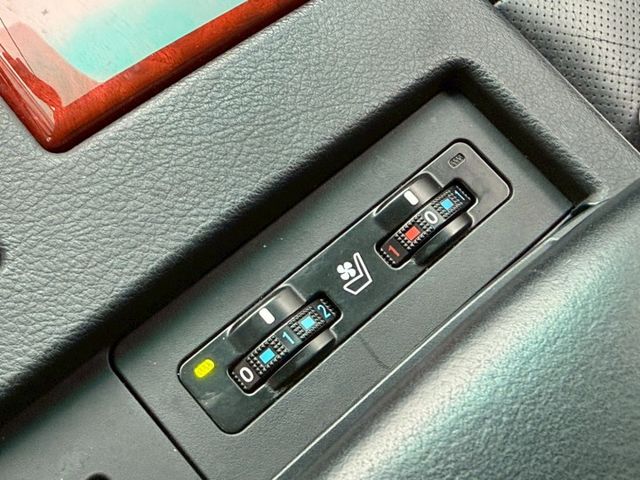 全景天窗、電動椅、冷熱通風椅、LED頭燈、抬頭顯示器、電尾門、摸門、免鑰匙、  第13張相片