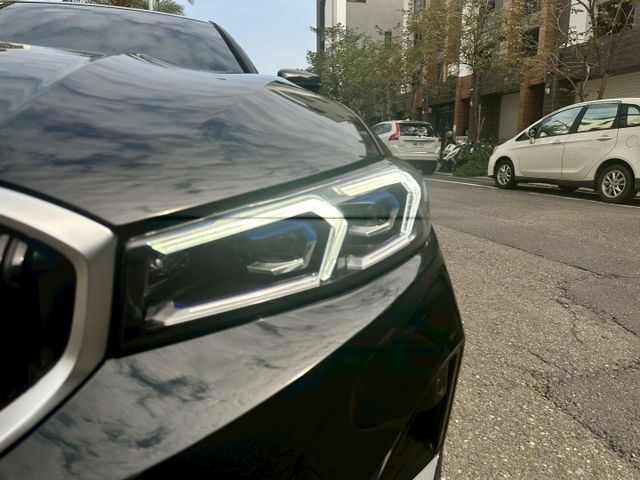 iD8、5AU、抬頭顯示、一手車、原廠保固中、氣氛燈、電尾門、360環景、盲點  第14張相片