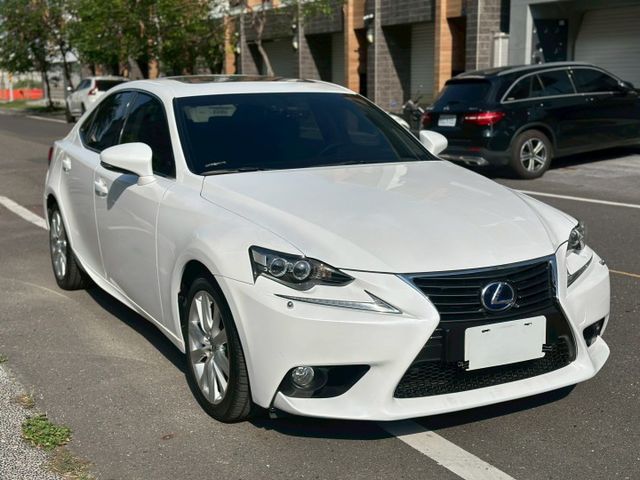 原版件、天窗、冷熱通風椅、摸門、免鑰匙啟動、電動記憶座椅、大電池有換過  第5張相片