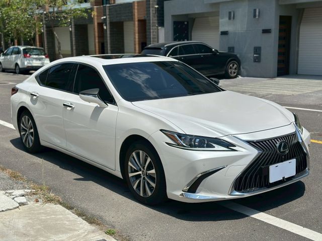 原版件、頂級版、天窗、ACC跟車、、電尾門、雙前冷熱通風座椅、方向盤電動調整、電動後擋遮陽簾  第2張相片