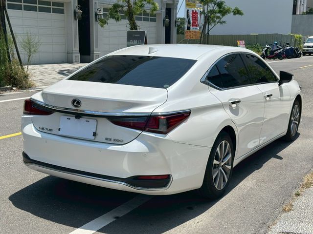 原版件、頂級版、天窗、ACC跟車、、電尾門、雙前冷熱通風座椅、方向盤電動調整、電動後擋遮陽簾  第3張相片