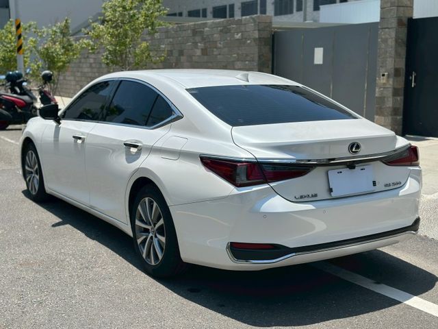 原版件、頂級版、天窗、ACC跟車、、電尾門、雙前冷熱通風座椅、方向盤電動調整、電動後擋遮陽簾  第4張相片