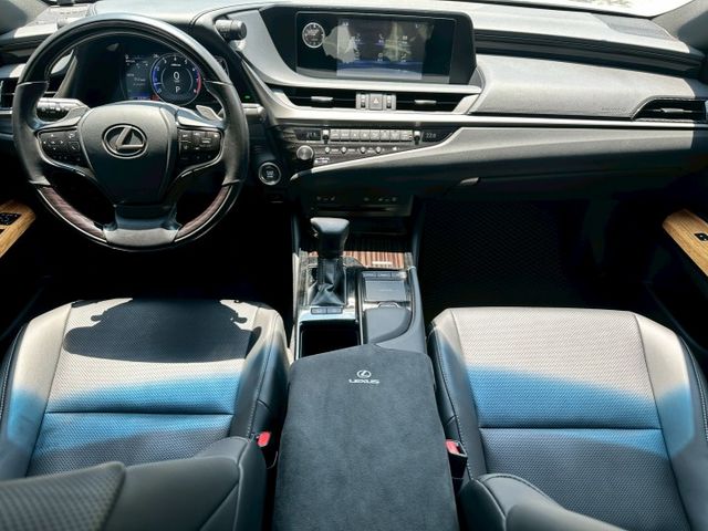 原版件、頂級版、天窗、ACC跟車、、電尾門、雙前冷熱通風座椅、方向盤電動調整、電動後擋遮陽簾  第5張相片