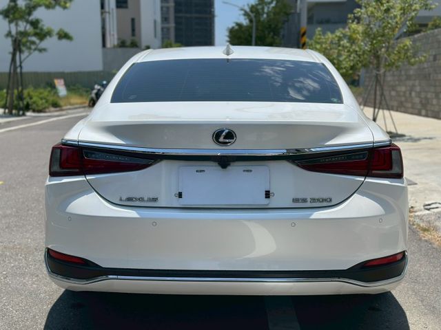 原版件、頂級版、天窗、ACC跟車、、電尾門、雙前冷熱通風座椅、方向盤電動調整、電動後擋遮陽簾  第20張相片